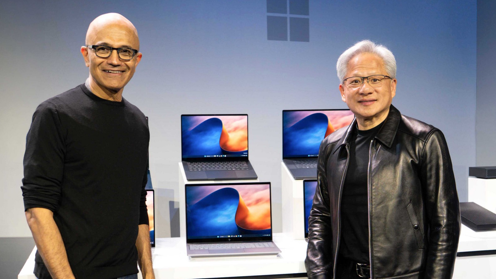 Satya Nadella et Jensen Huang devant des PC RTX Spark, événement Windows du 7 octobre 2026